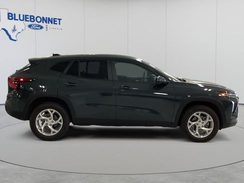 Used 2025 Chevrolet Trax LS w/ LS Convenience Package FWD image 4