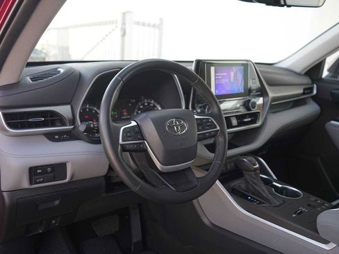 Used 2023 Toyota Highlander XLE FWD image 2