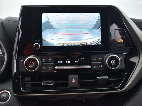 Used 2024 Toyota Highlander XLE image 17