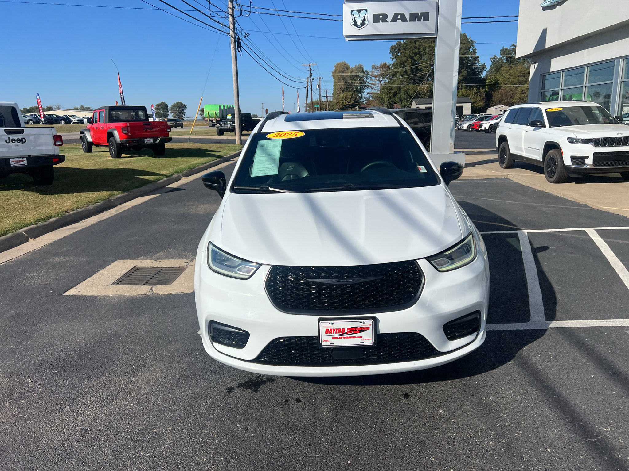 Used 2025 Chrysler Pacifica Limited FWD image 5