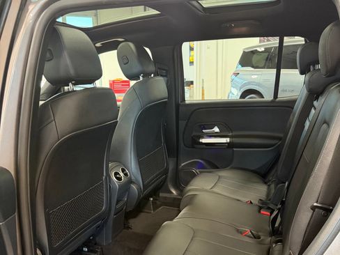 Used 2022 Mercedes-Benz GLB 250 4MATIC image 11