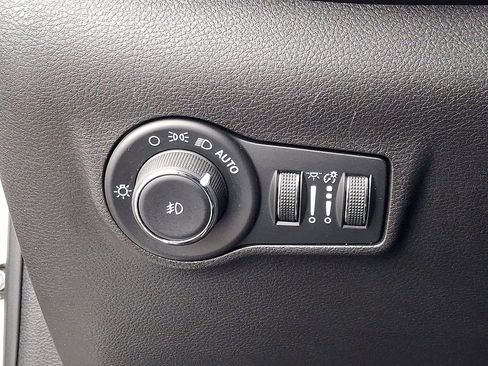 Used 2024 Jeep Compass Latitude image 25