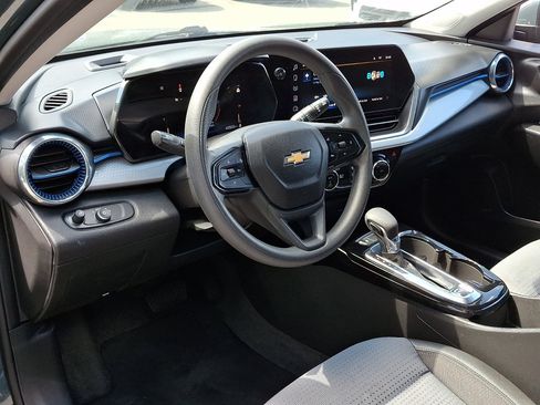 Used 2025 Chevrolet Trax LT FWD image 18