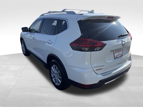 Used 2017 Nissan Rogue SV image 3