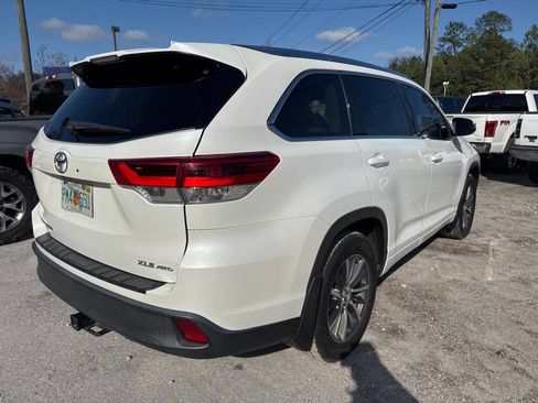 Used 2017 Toyota Highlander SE image 3