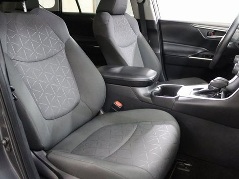 Used 2022 Toyota RAV4 XLE AWD/4WD image 4