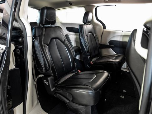 Used 2020 Chrysler Voyager Lxi image 34