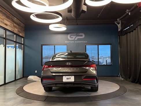 Used 2025 Hyundai Elantra Sport image 4