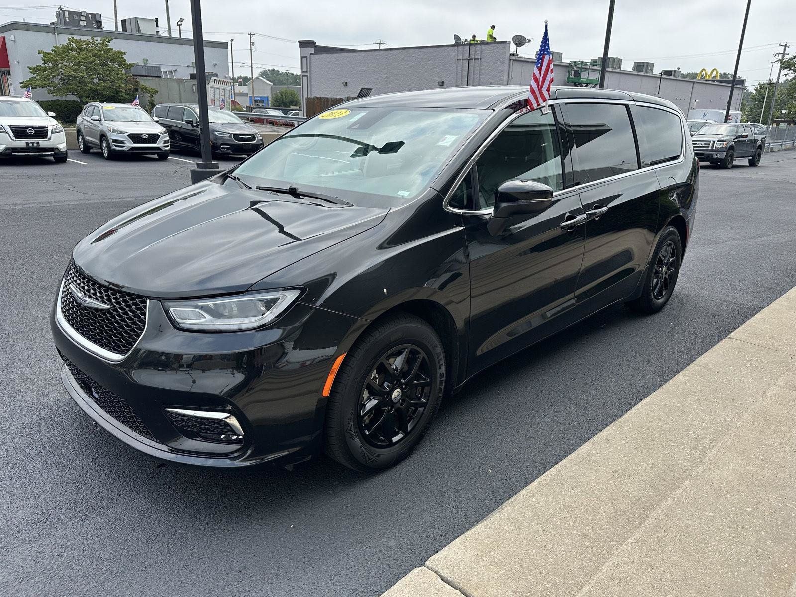 Used 2023 Chrysler Pacifica Touring-L FWD image 6