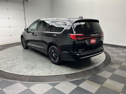 Used 2025 Chrysler Pacifica Select