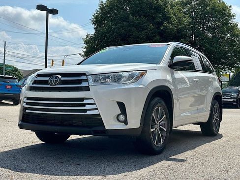 Certified 2018 Toyota Highlander XLE AWD/4WD image 1