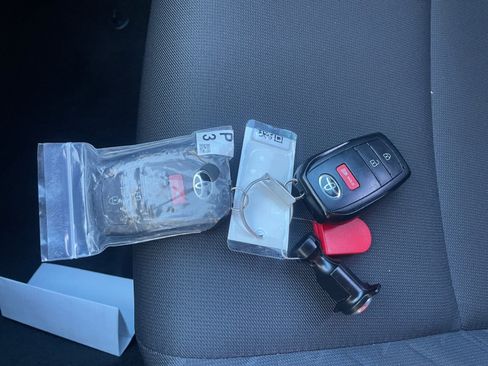 Certified 2025 Toyota Tacoma SR image 31