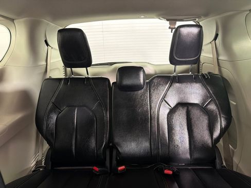 Used 2022 Chrysler Pacifica Touring-L FWD image 19