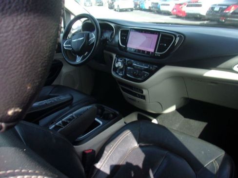 Used 2022 Chrysler Pacifica Touring-L FWD image 15