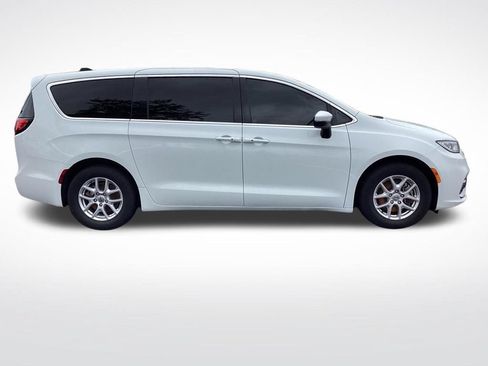 Used 2023 Chrysler Pacifica Touring-L FWD image 10