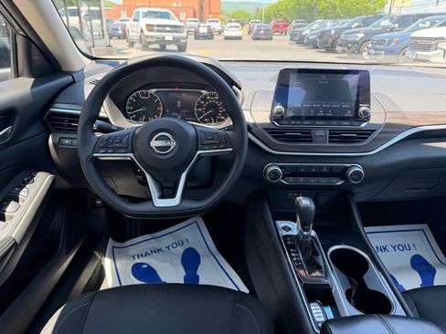 Used 2024 Nissan Altima 2.5 SV FWD image 11
