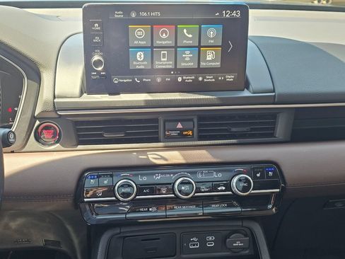 Used 2025 Honda Pilot Elite image 32