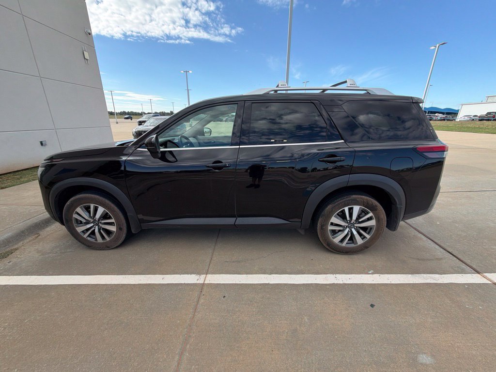 Used 2023 Nissan Pathfinder SL w/ Black Appearance Package FWD image 8