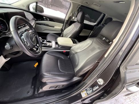 Used 2024 Kia Carnival EX image 10