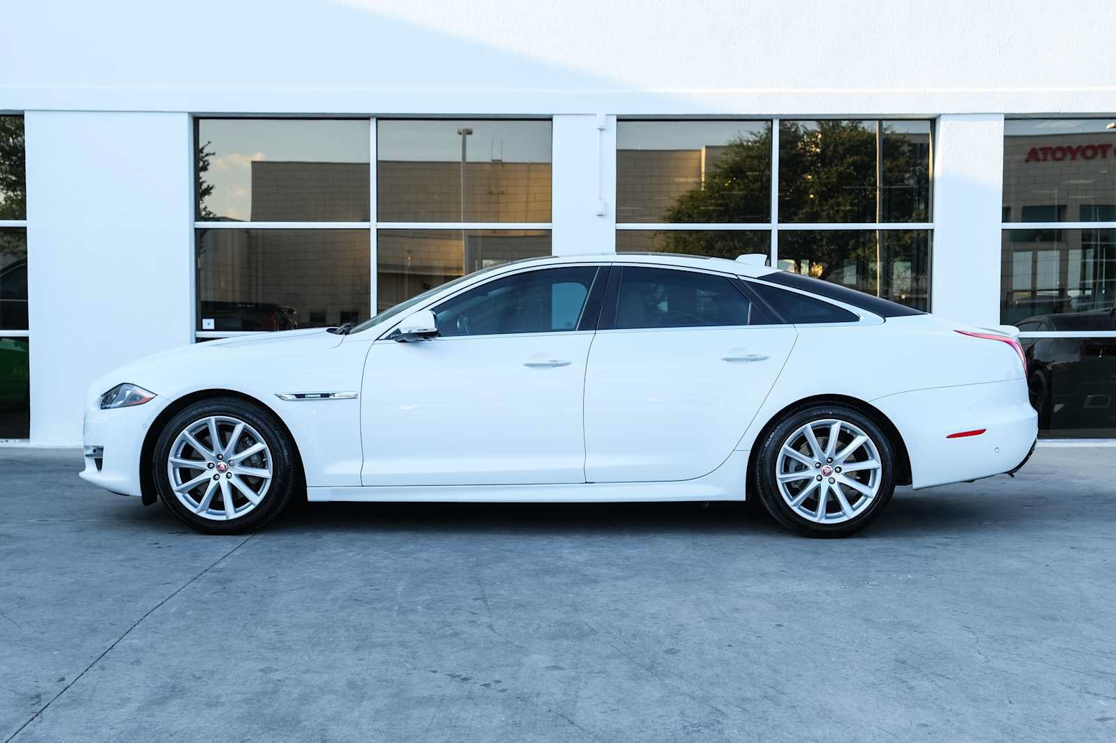 Used 2017 Jaguar XJ R-Sport RWD image 18