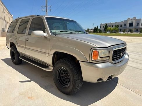 Used 2000 Cadillac Escalade 4WD image 3