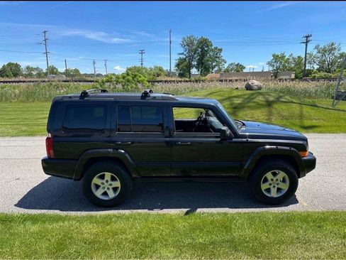 Used 2008 Jeep Commander Sport AWD/4WD image 4