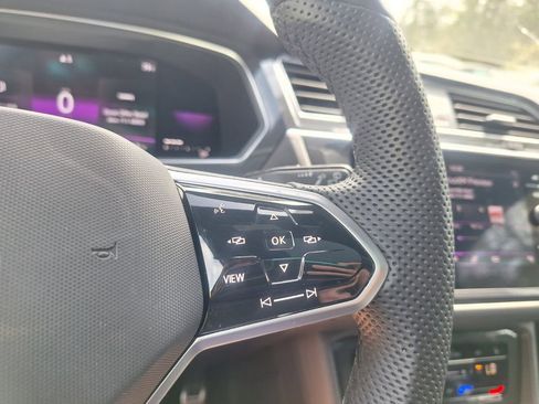 Used 2022 Volkswagen Tiguan SE R-Line image 13