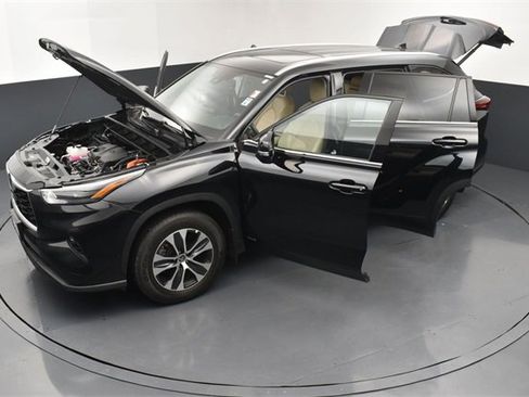 Used 2022 Toyota Highlander XLE image 28