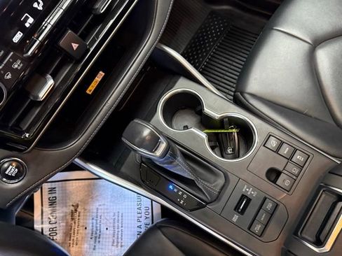 Used 2023 Toyota Highlander L image 31