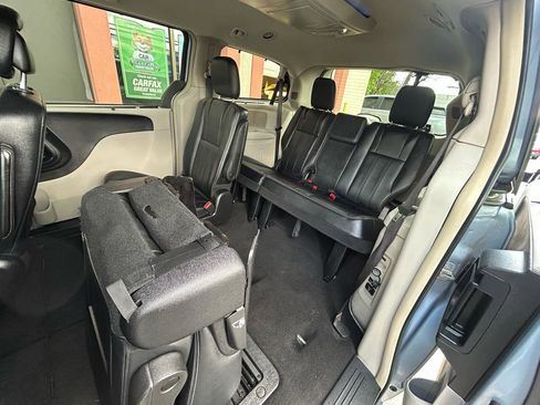 Used 2016 Chrysler Town & Country Touring FWD image 14