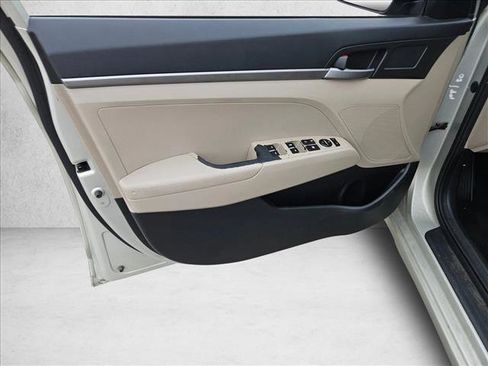 Used 2017 Hyundai Elantra SE FWD image 13