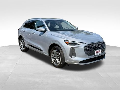 Used 2025 Audi Q5 Premium w/ Convenience Package AWD/4WD image 3