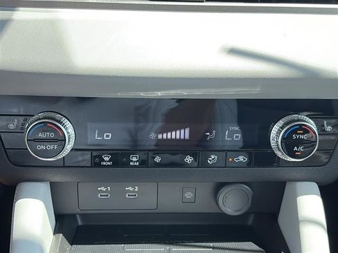 New 2025 Mitsubishi Outlander SE image 24