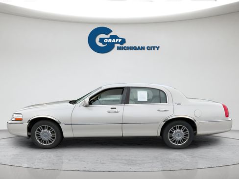 Used 2007 Lincoln Town Car Signature Limited RWD image 2
