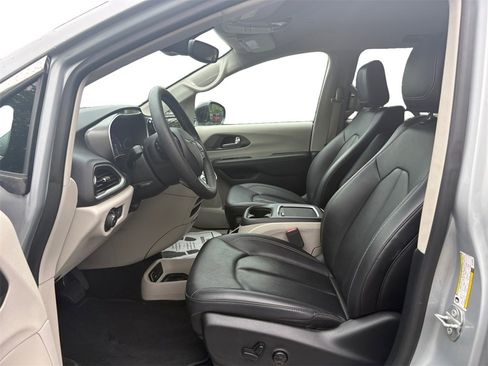 Used 2024 Chrysler Pacifica Touring-L image 9
