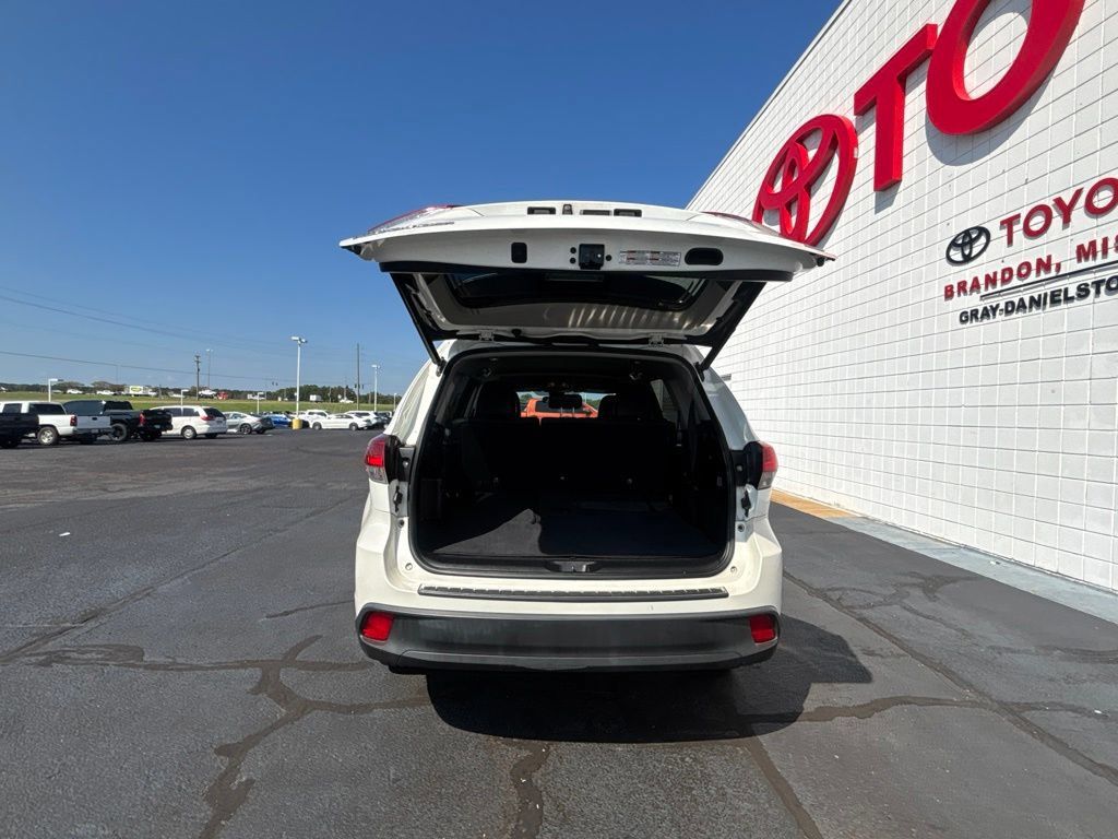 Used 2017 Toyota Highlander Plus FWD image 29