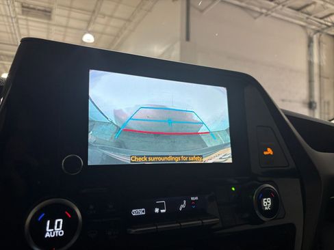 Used 2025 Toyota Highlander LE FWD image 25