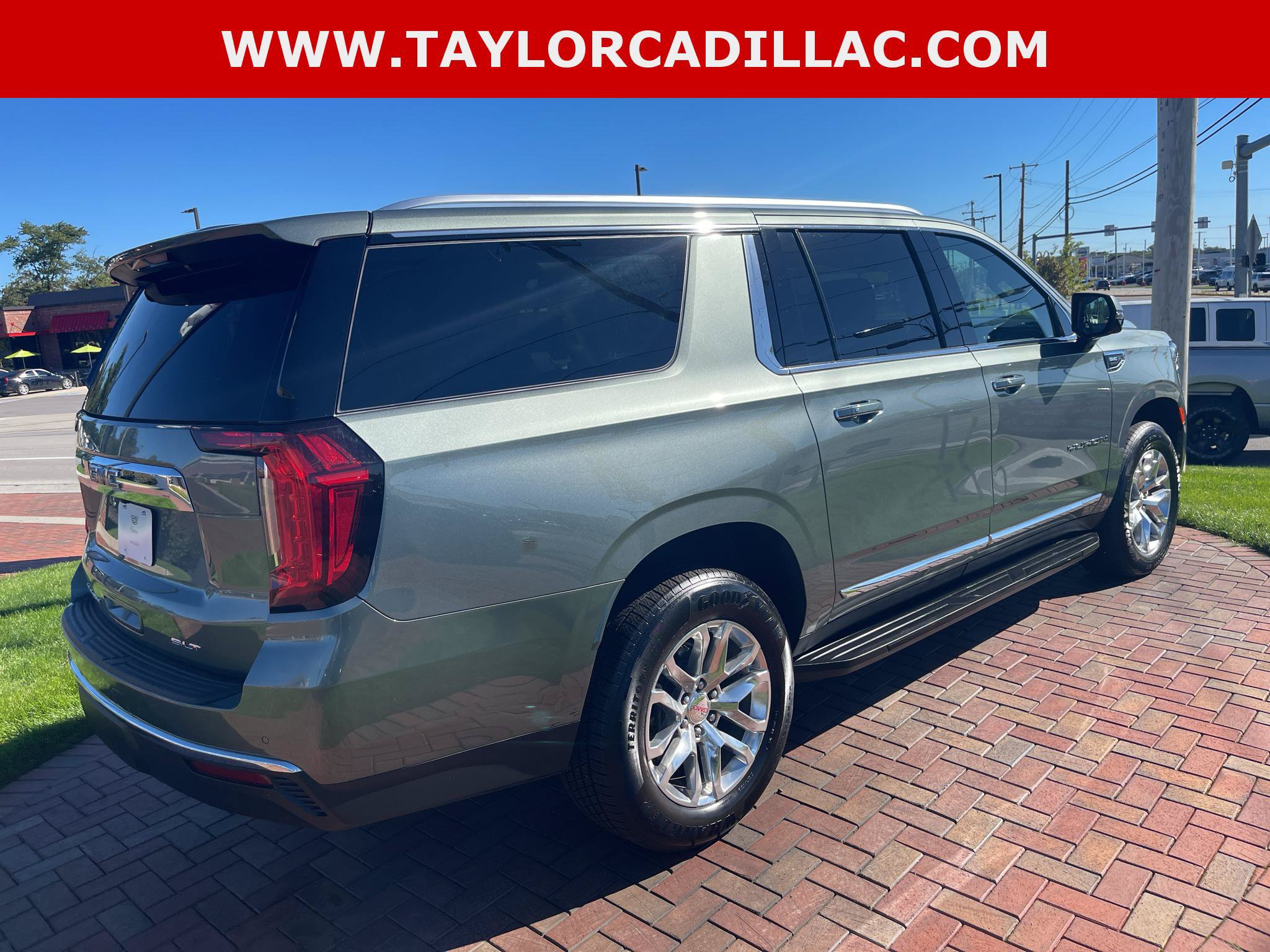 Used 2023 GMC Yukon XL SLT w/ SLT Luxury Package AWD/4WD image 9