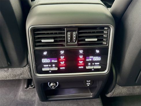 Used 2022 Porsche Cayenne Platinum Edition image 27