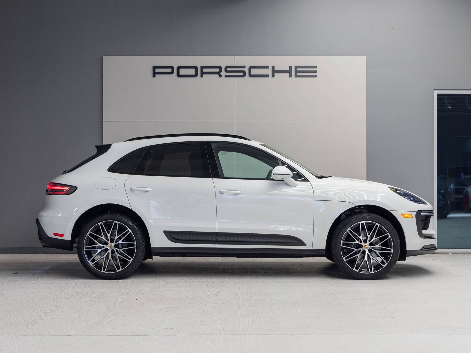 Certified 2026 Porsche Macan AWD/4WD image 8