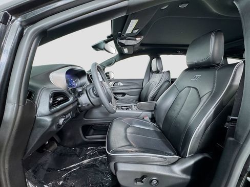 Used 2022 Chrysler Pacifica Limited w/ S Appearance Package FWD image 11