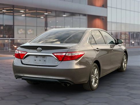Used 2017 Toyota Camry SE w/ Moonroof Package FWD image 11
