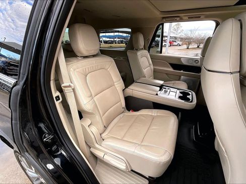 Used 2021 Lincoln Navigator Reserve w/ Luxury Package image 18