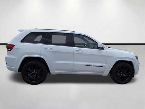 Used 2017 Jeep Grand Cherokee Altitude AWD/4WD image 11