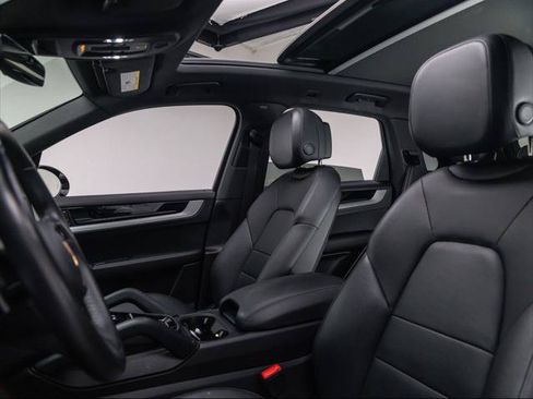 Used 2024 Porsche Cayenne AWD/4WD image 17