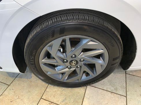 Used 2024 Hyundai Elantra SEL image 12