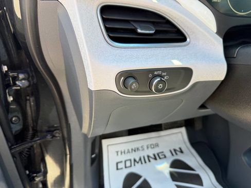 Used 2019 Chevrolet Bolt Premier w/ Infotainment Package FWD image 21