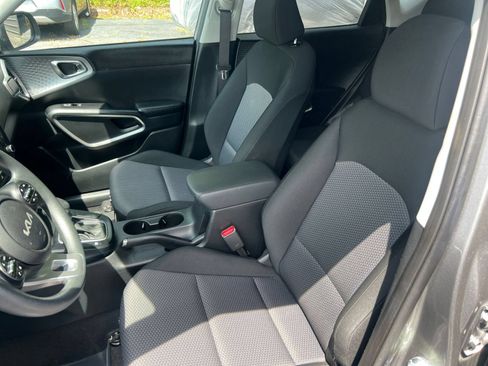 Used 2025 Kia Soul LX w/ LX Technology Package FWD image 31