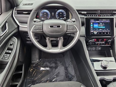 Used 2025 Jeep Grand Cherokee Altitude image 7