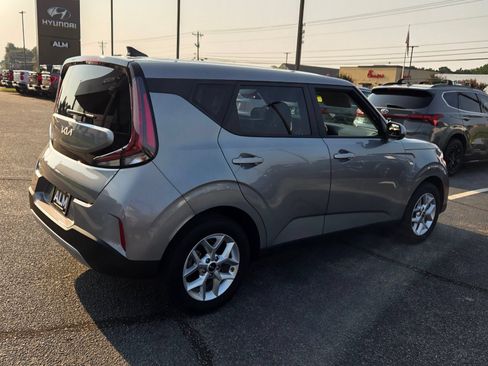 Used 2025 Kia Soul LX w/ LX Technology Package FWD image 13